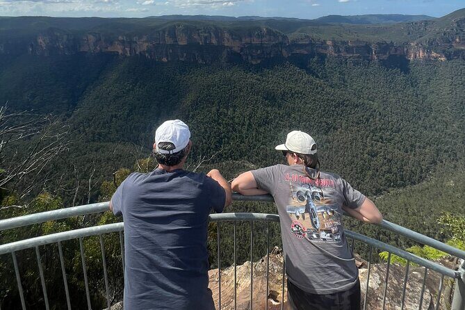 Blue Mountains Private Tour & Hidden Gems, Pick up & Drop off - Katoomba: cockatoos and quick rainforest-ish waterfall time