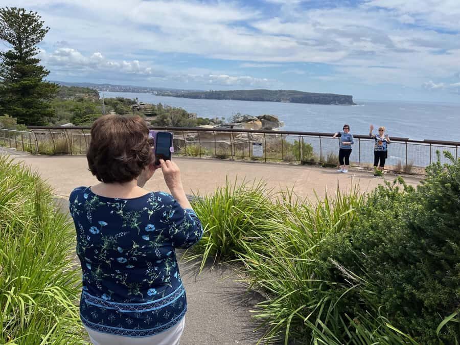 Half Day Small Group : The Story of Sydney Tour - Bondi Beach: free time, shopping, and the reality of peak crowds