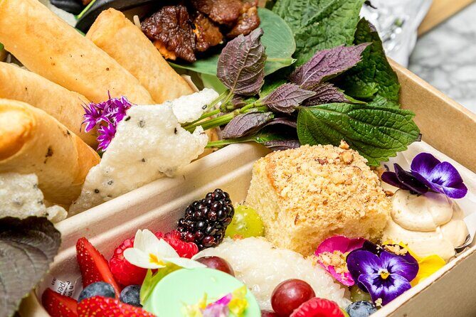 Picnic in the Royal Botanic Gardens for 2 - What’s actually in the hamper: three courses plus wine