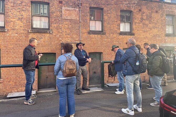 Private Full Day Sydney Highlights Tour - Bondi Beach: history, Aboriginal rock art, and the Pavillon