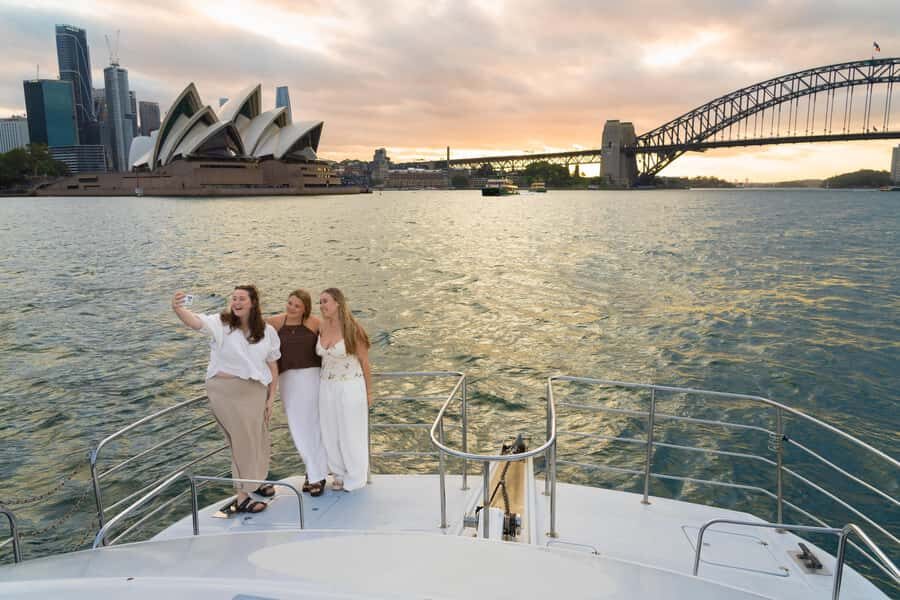 Sydney: Golden Glow Sunset Harbour Cruise with 1 Drink - Opera House and Harbour Bridge: the sights that hit hardest at twilight
