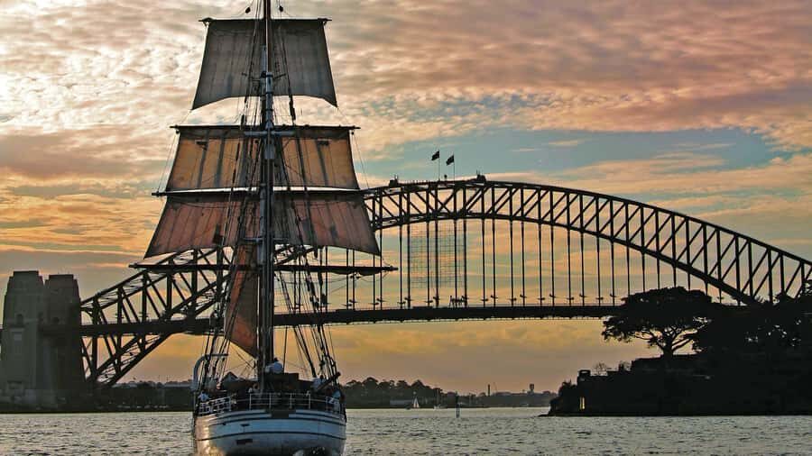 Sydney: Harbor Sunset Cruise with Dinner - Twilight Sights: Opera House, Harbour Bridge, and More From Deck Level