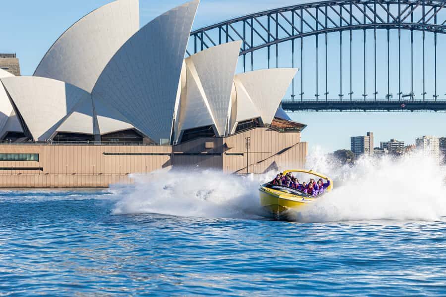 Sydney Harbour: 45-Minute Extreme Adrenaline Rush Ride - Gear and Getting Wet: Poncho, Lockers, and Clothing Tips