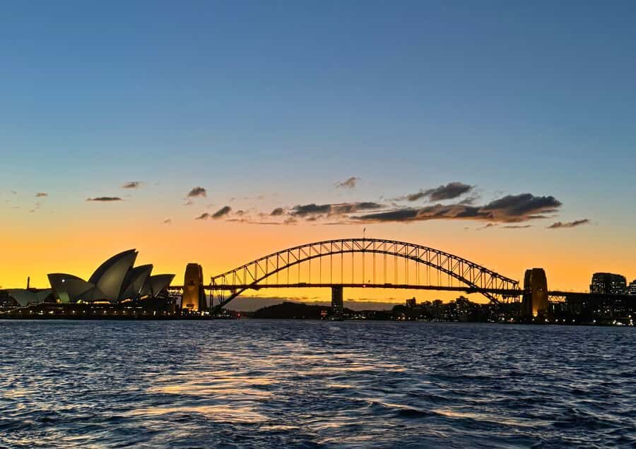 Sydney: Harbour Dinner Cruise with Buffet - The Real Experience: Harbour Bridge and Opera House in Night Light