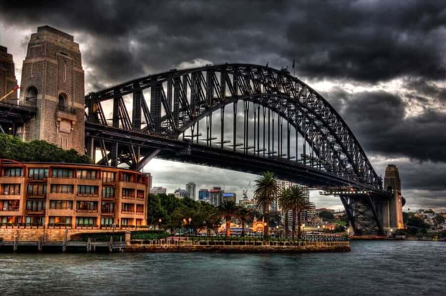 Sydney: True Crime Tour - Finding the meeting point near the Harbour Bridge